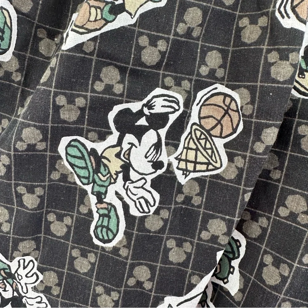 Mickey‎ unlimited brown Mickey Mouse Playing Sports Shorts Size Large